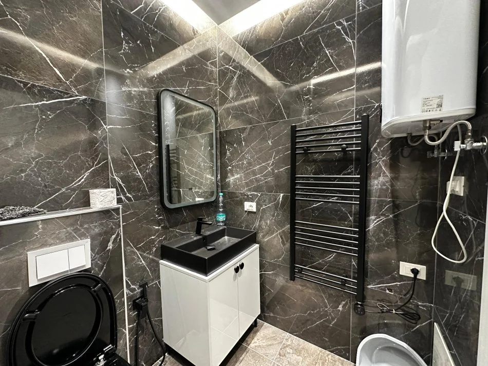 Tirane, jepet me qera apartament 2+1+Ballkon Kati 4, 105 m² 1.000 € (Rruga Dibres)