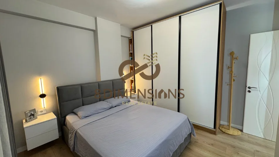 Shitet Apartament 2+1 ne Bulevardi Donald Trump, Kamez (D8142A-137)