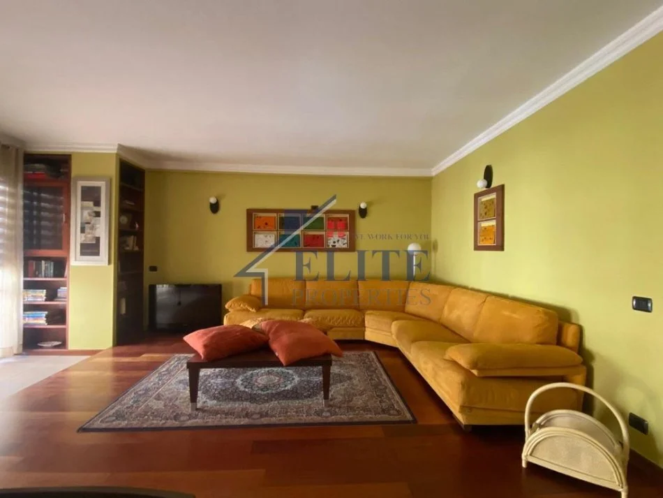 Tirane, jepet me qera apartament 2+1+Ballkon Kati 5, 120 m² 850 € (Pazari i Ri)