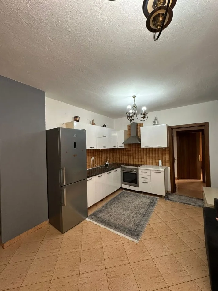 Tirane, shitet apartament 2+1+Ballkon , 92 m² 234.000 € (komuna e parisit)