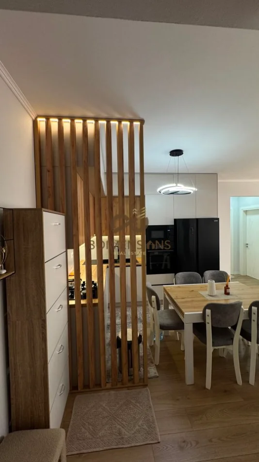 Shitet Apartament 2+1 ne Bulevardi Donald Trump, Kamez (D8142A-137)