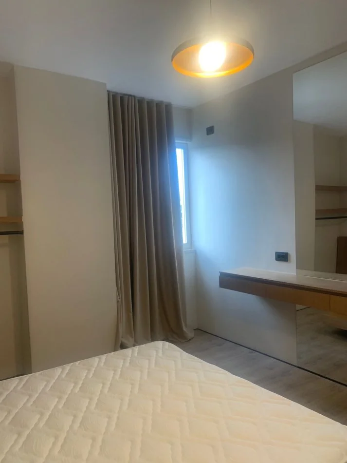 Tirane, jepet me qera apartament 1+1+Ballkon Kati 6, 75 m² 500 € (Yzberisht)