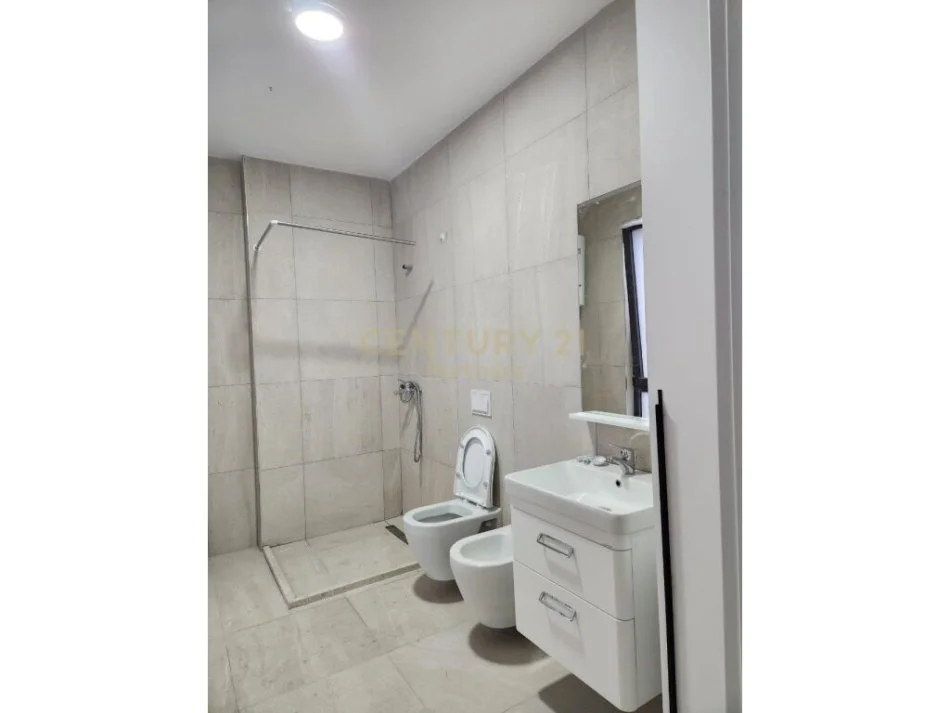 JAPIM APARTAMENT 1+1 PER QIRA TEK BULEVARDI I RI !