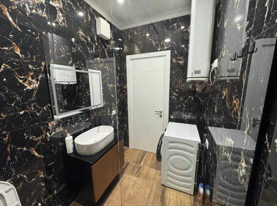 Tirane, jepet me qera apartament 2+1 Kati 1, 100 m² 900 € (Qender)