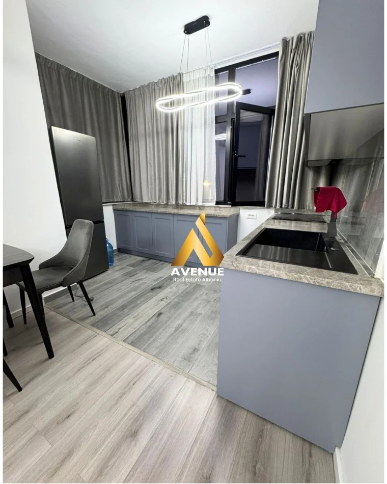 Tirane, jepet me qera apartament 1+1+Ballkon Kati 1, 65 m² 650 € (Bulevardi zogu i pare)