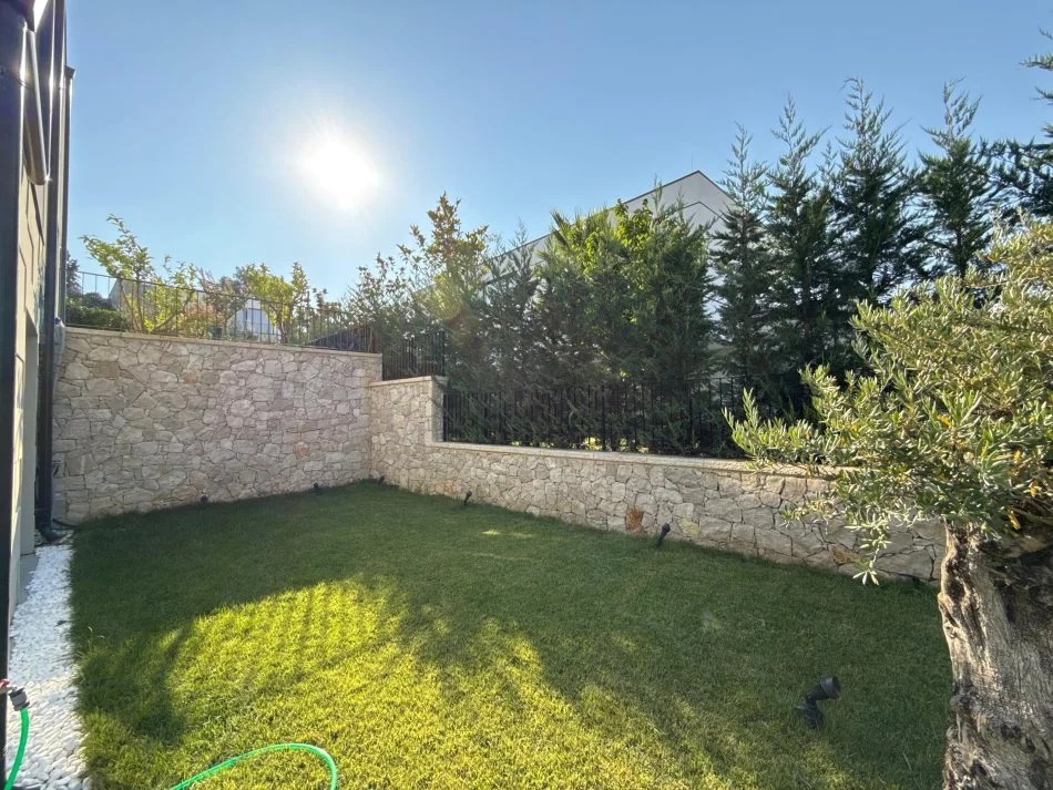 Tirane, jepet me qera apartament 4+1 Kati 1, 800 m² 4.000 € (LIQENI I THATE)