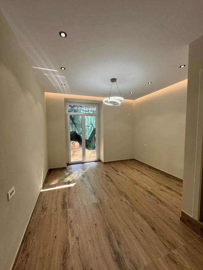 Tirane, jepet me qera apartament 1+1 Kati 0, 52 m² 650 € 