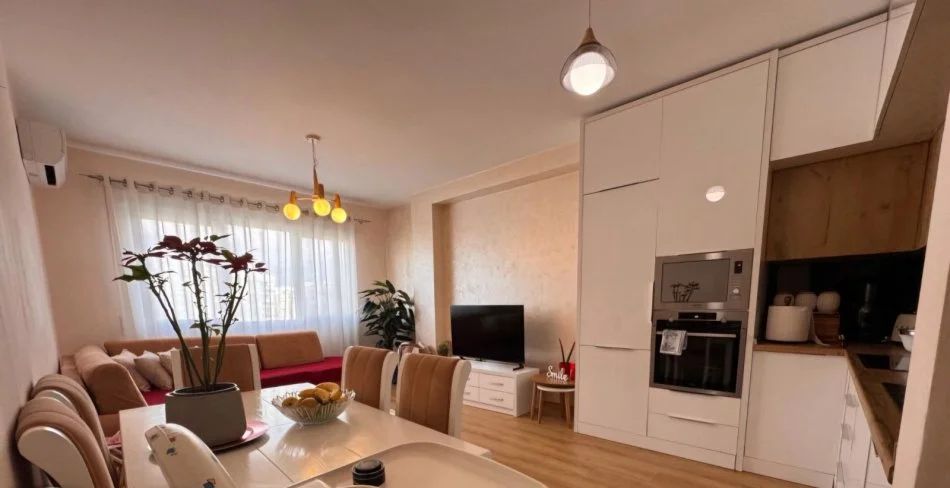 Tirane, jepet me qera apartament 2+1+Ballkon Kati 6, 90 m² 620 € (rruga 5 Maj)