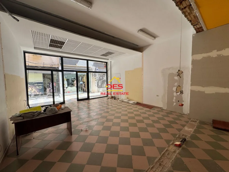 Vlore, jepet me qera ambjent biznesi Kati 0, 53 m² 600 € (Rruga Sadik Zotaj)