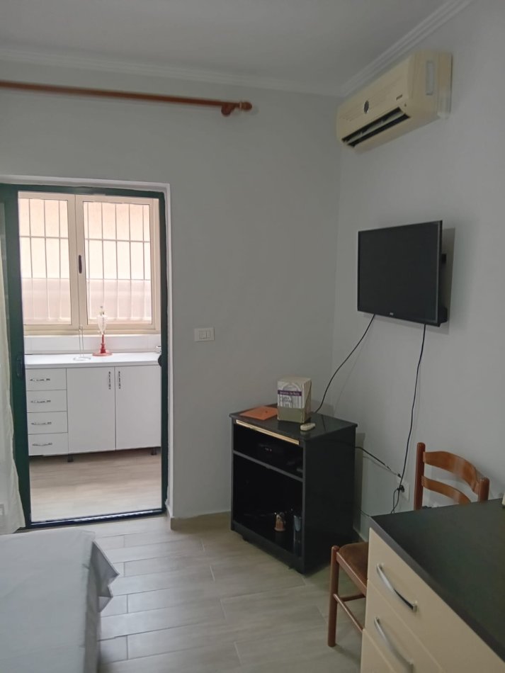 Tirane, jepet me qera apartament 1+1+Ballkon Kati 1, 40 m² 500 € (Pazari i ri ( Perfshira UJI DHE DRITA))