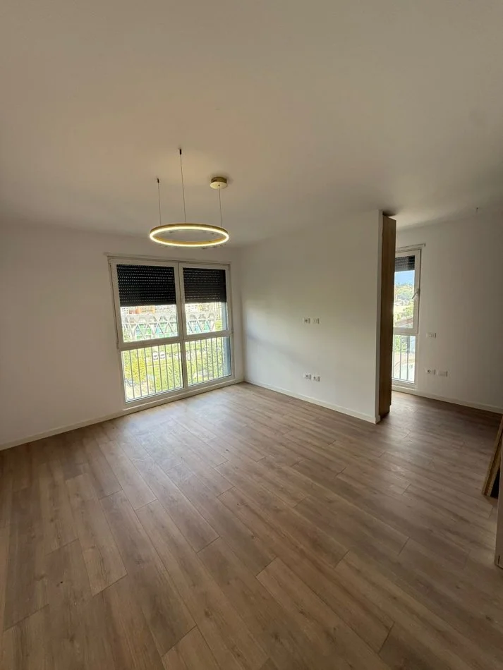 Tirane, jepet me qera apartament 3+1+Ballkon Kati 5, 150 m² 1.700 € (Parku Olimpik)