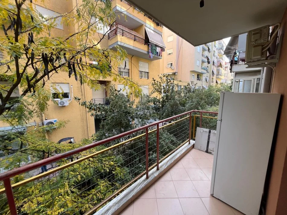 SHITET APARTAMENT 1+1 – Kodra e Diellit, Rruga Bill Clinton 70 m²,kati 3,me hipoteke,128 mln leke