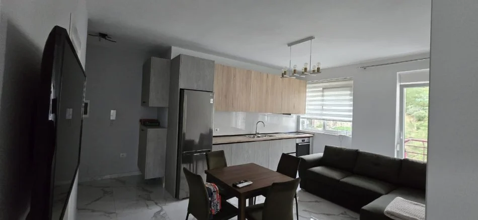 Tirane, jepet me qera apartament 2+1+Ballkon Kati 3, 82 m² 650 € (Liqeni i Thate)