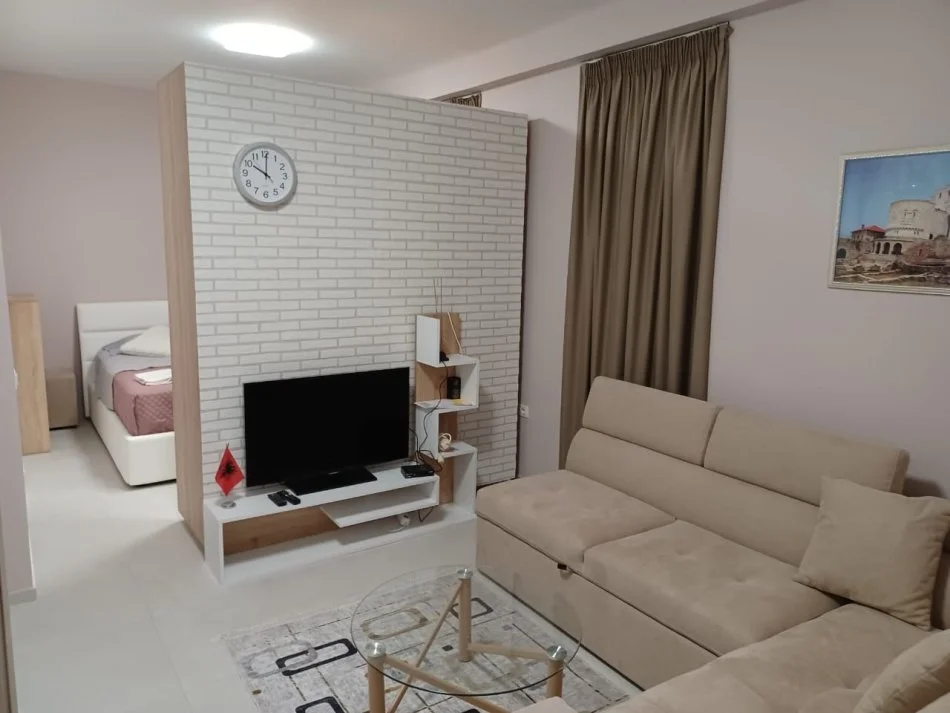 Tirane, jepet me qera garsonier 1+1 Kati 1, 400 € (2-palmat Astir)