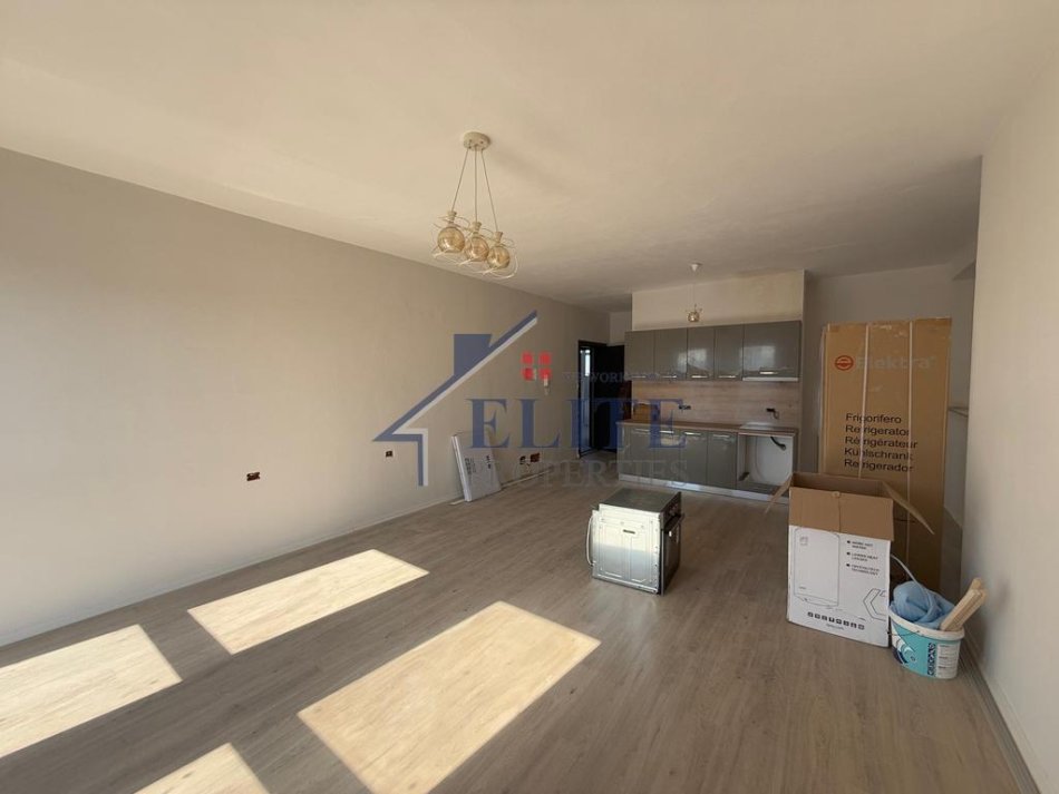 Tirane, jepet me qera apartament 1+1+Ballkon Kati 7, 110 m² 550 € (Fundi i Bulevardrit te Ri)