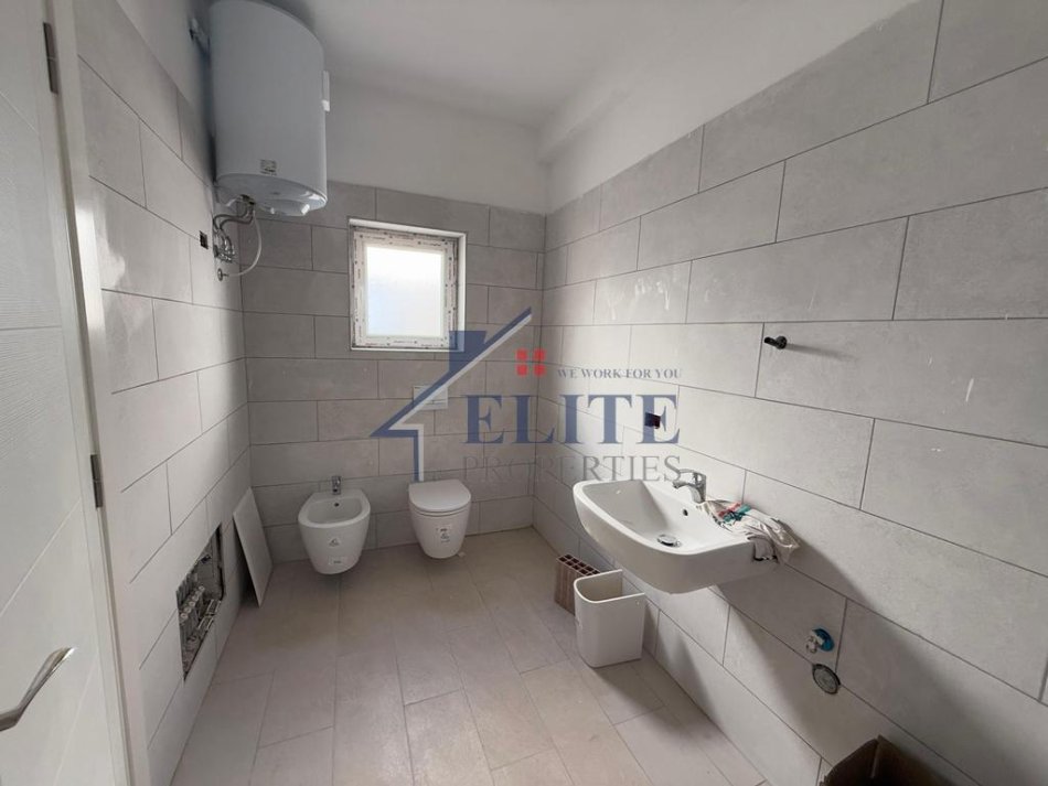 Tirane, jepet me qera apartament 1+1+Ballkon Kati 7, 110 m² 550 € (Fundi i Bulevardrit te Ri)