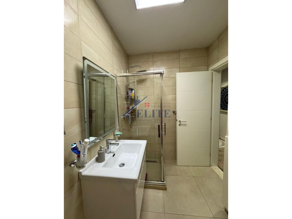 Tirane, jepet me qera apartament 2+1+Ballkon Kati 7, 100 m² 800 € (Don Bosko)