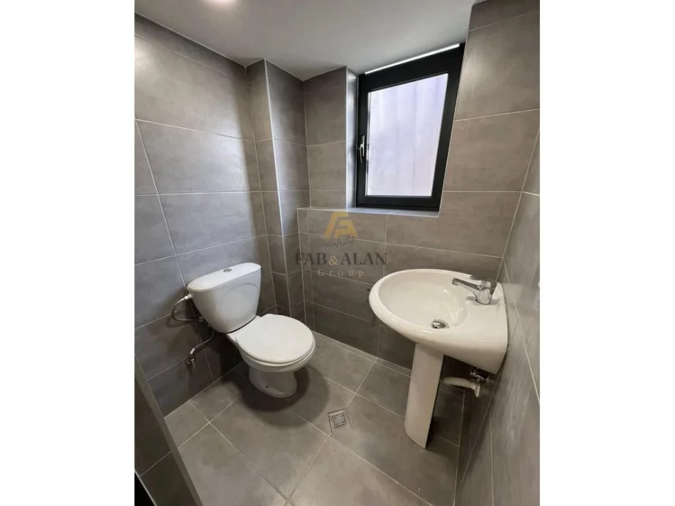 Tirane, jepet me qera ambjent biznesi , 30 m² 450 € (Rruga e Durresit)