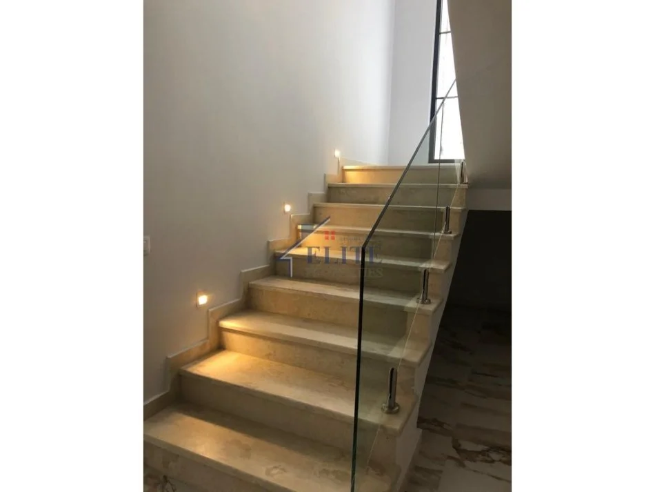 Tirane, jepet me qera Vile Kati 3, 500 m² 4.500 € (Rruga e Durresit)