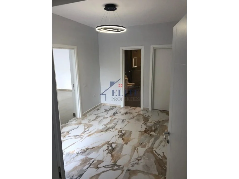 Tirane, jepet me qera Vile Kati 3, 500 m² 4.500 € (Rruga e Durresit)