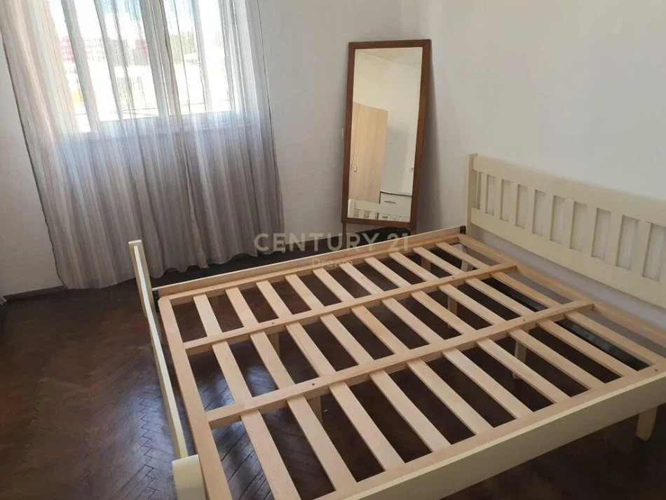 Jepet me Qira Apartament 2+1 prane Rruges Bardhyl!!