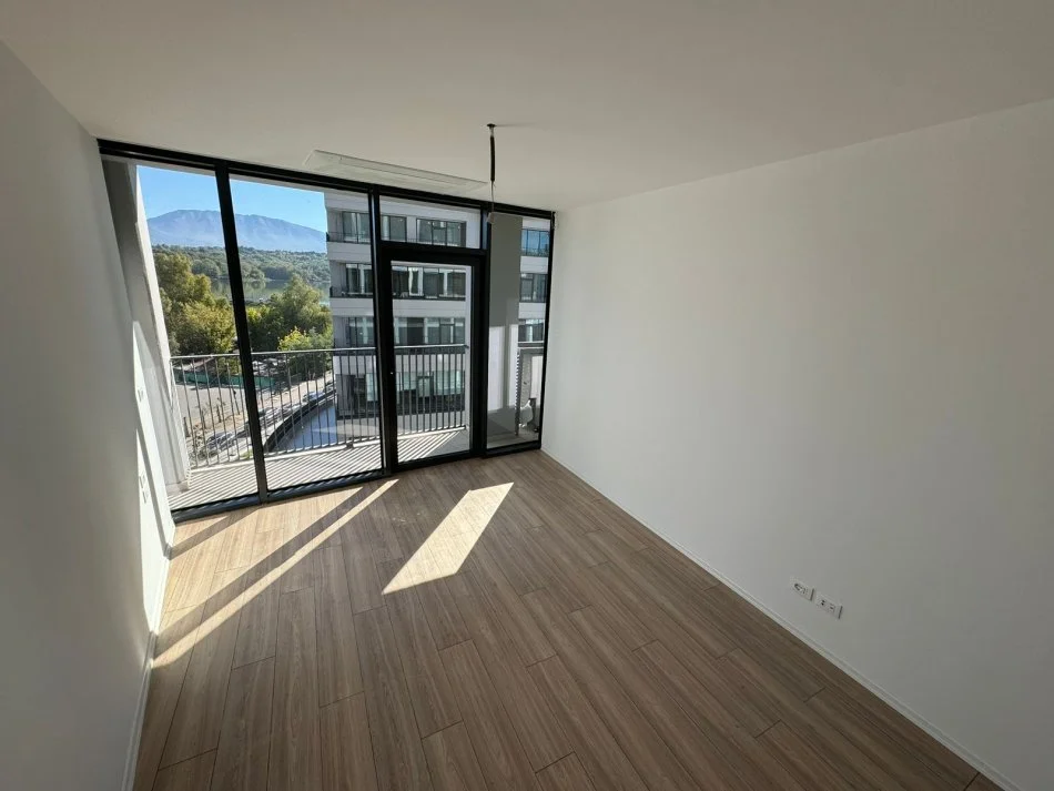 Tirane, jepet me qera apartament 3+1 Kati 3, 123 m² 1.400 € (liqeni i tiranes)