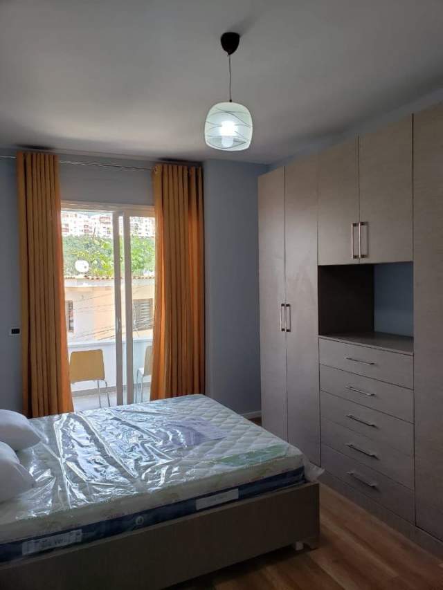 Tirane, jepet me qera apartament 1+1+BLK Kati 3, 80 m² 35.000 Leke (prane restorant Fresku)