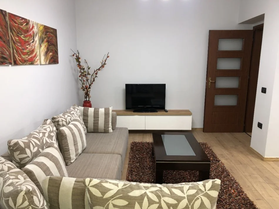Tirane, jepet me qera apartament 1+1 Kati 2, 60 m² 660 € (afer kastratit)