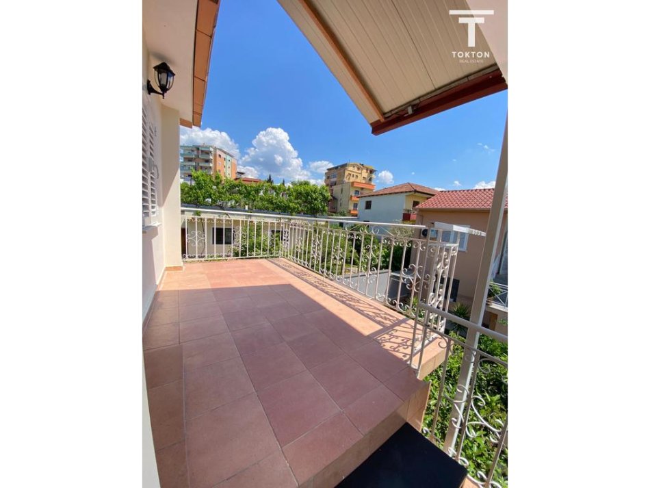 Tirane, jepet me qera apartament 3+1 Kati 2, 150 m² 600 € (Kodra e Priftit, Tiranë, TT 2072)