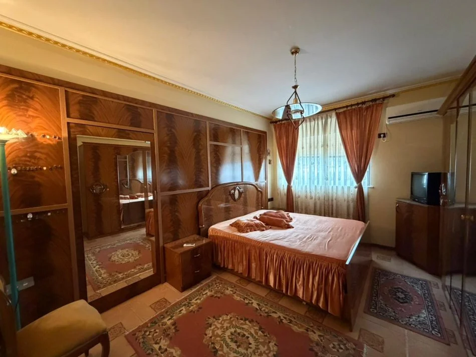 Tirane, jepet me qera apartament 2+1+Ballkon Kati 5, 900 € (Libri Universitar)