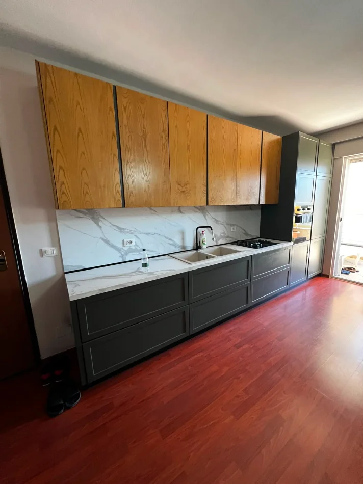 Tirane, jepet me qera apartament 1+1+Ballkon Kati 8, 110 m² 600 € (Rruga e Barrikadave)