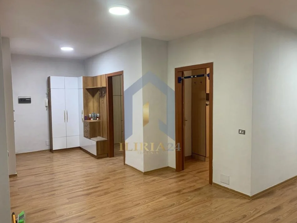 Tirane, jap me qera apartament 2+1+Ballkon Kati 4, 122 m² 600 € (Yzberisht Rruga 3 Deshmoret)