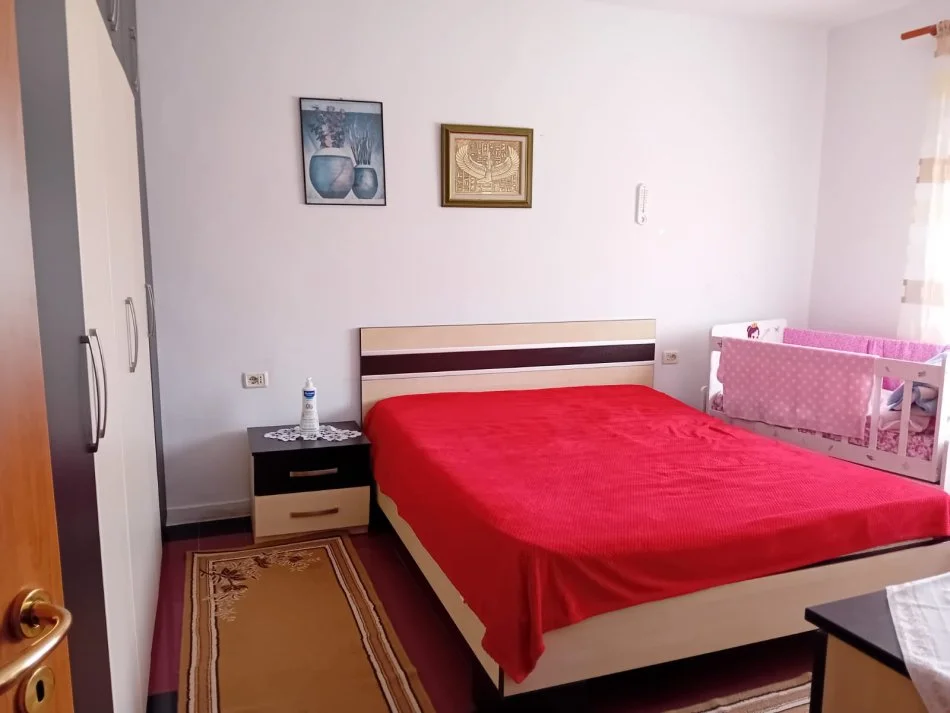 Tirane, jepet me qera apartament 1+1+Ballkon Kati 3, 60 m² 350 € (Ali Dem)