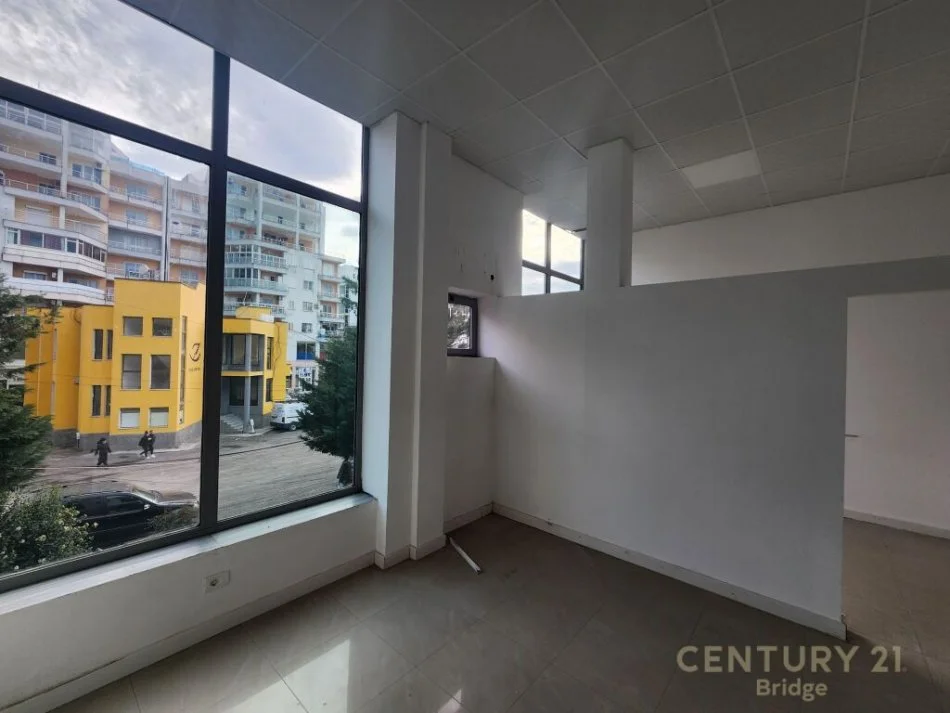 SHITET AMBIENT KOMERCIAL QENDER 'LAC '