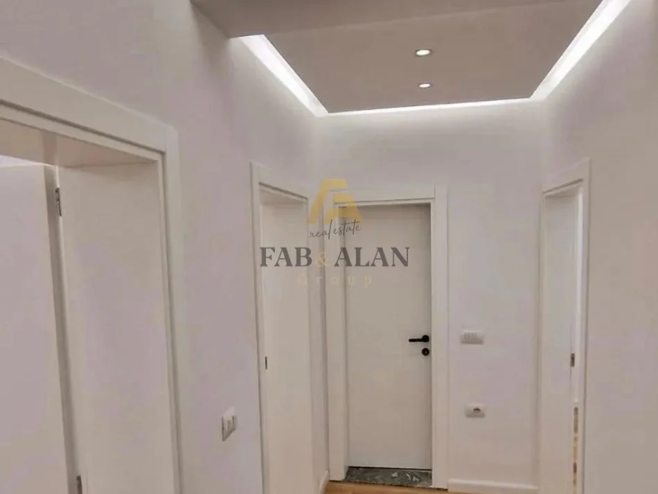 Tirane, jepet me qera ambjent biznesi Kati 2, 120 m² 900 € (Mine Peza)
