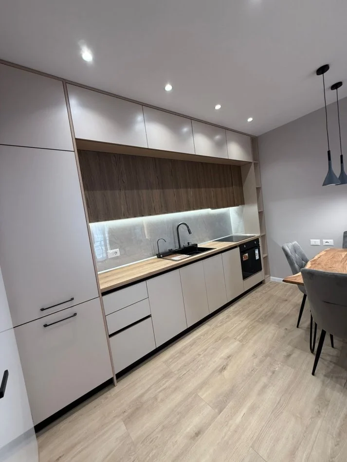 Tirane, jepet me qera apartament 1+1+Ballkon Kati 8, 61 m² 450 € (Bulevardi Migjeni, Yzberisht)