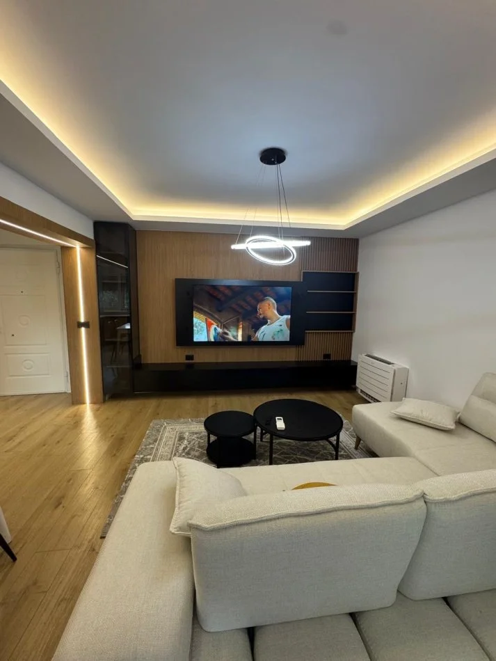 Tirane, jepet me qera apartament 1+1+Ballkon Kati 2, 900 € (Qender, Piazza)