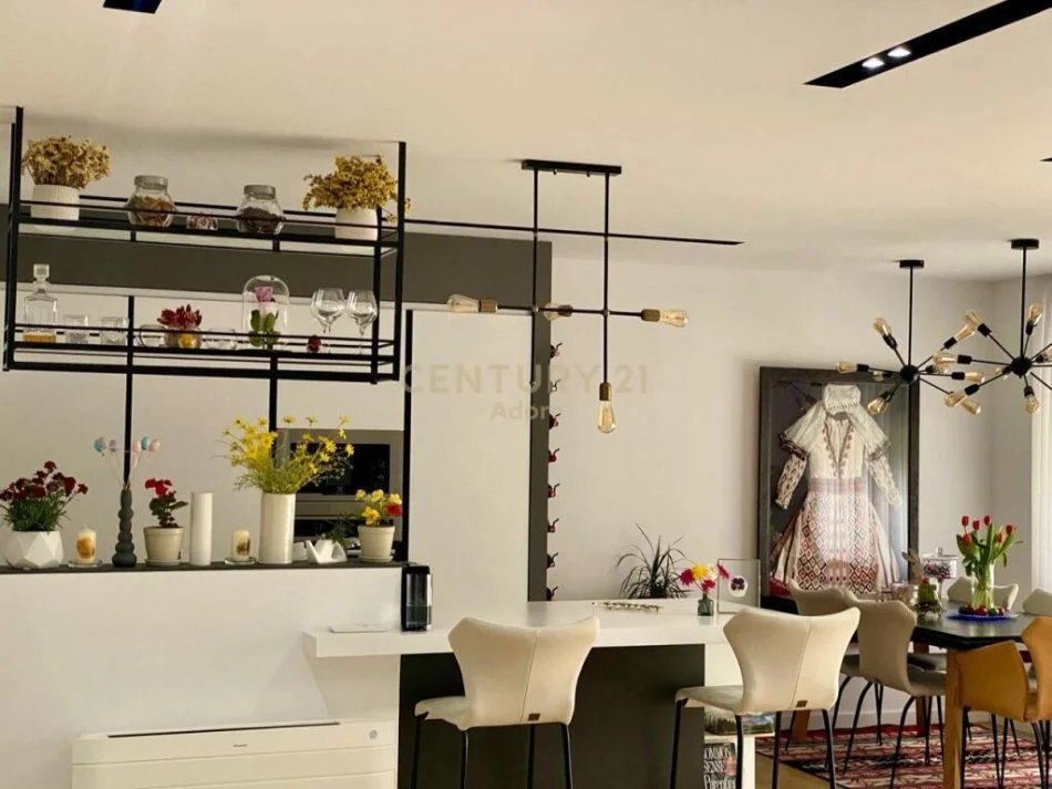 Tirane, jepet me qera apartament 3+1+Ballkon, Kati 2, 138 m² 1,800 € (Sunrise Residence prane TEG)