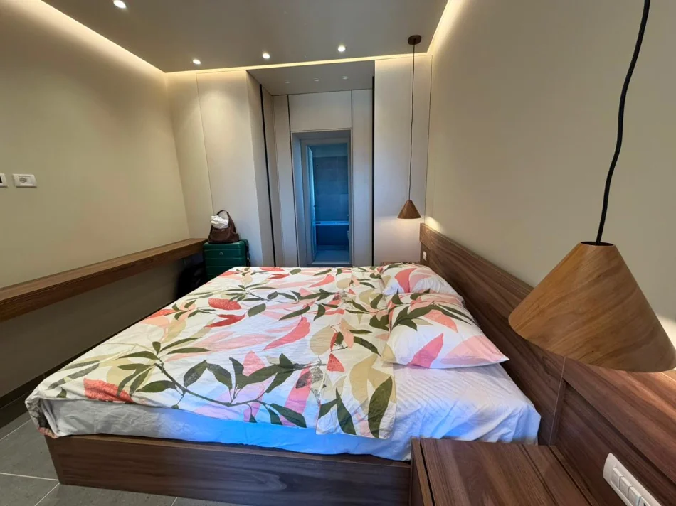 Tirane, jepet me qera apartament 2+1 , 1.300 € 