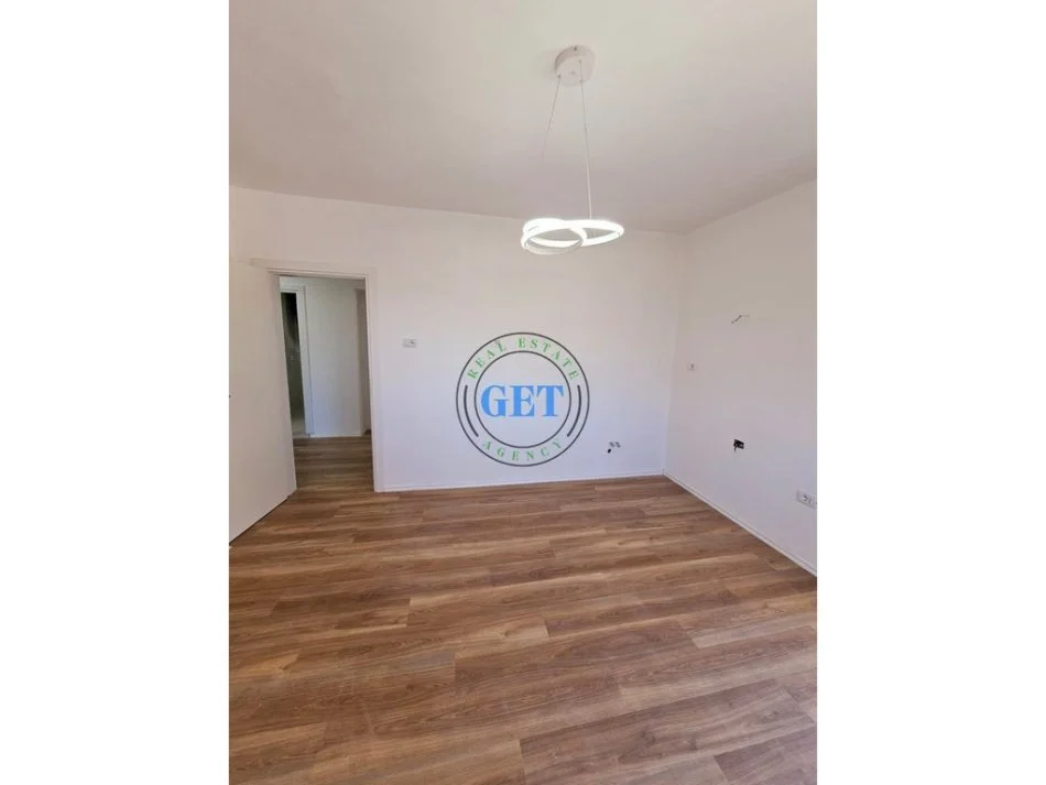 Durres, shitet apartament 2+1 Kati 2, 61 m² 81.000 € (PRANE DREJTORIS SE POLICISE, DURRES)