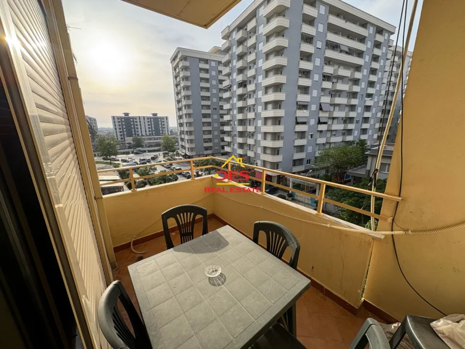 Vlore, jepet me qera apartament 2+1+Ballkon Kati 5, 110 m² 400 € (Rr 7 Nëntori)