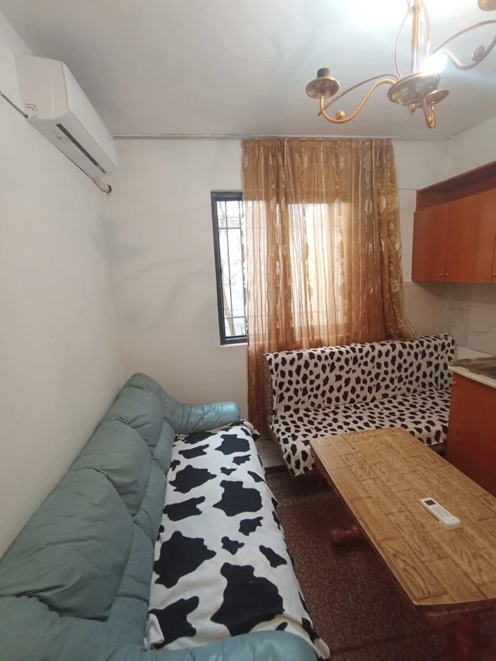 Tirane, jepet me qera apartament 1+1+Ballkon Kati 1, 60 m² 300 € (Don Bosko,prane xhamise)