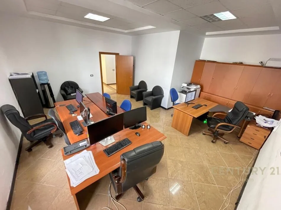 Tirane, jepet me qera zyre Kati 2, 220 m² 4.500 € (Prane RTSH-se Tirane)