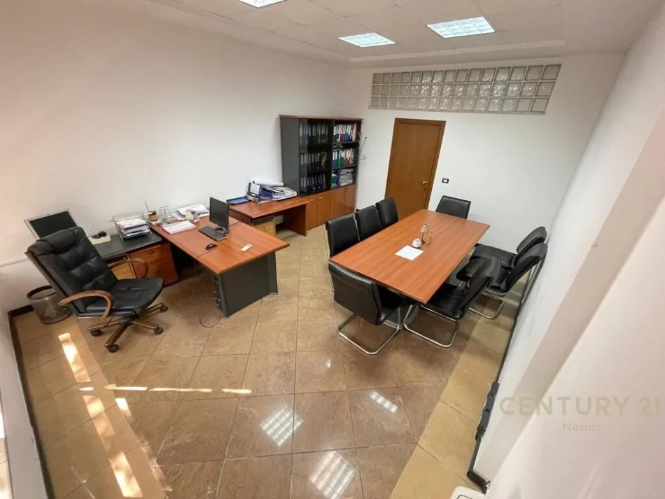 Tirane, jepet me qera zyre Kati 2, 220 m² 4.500 € (Prane RTSH-se Tirane)