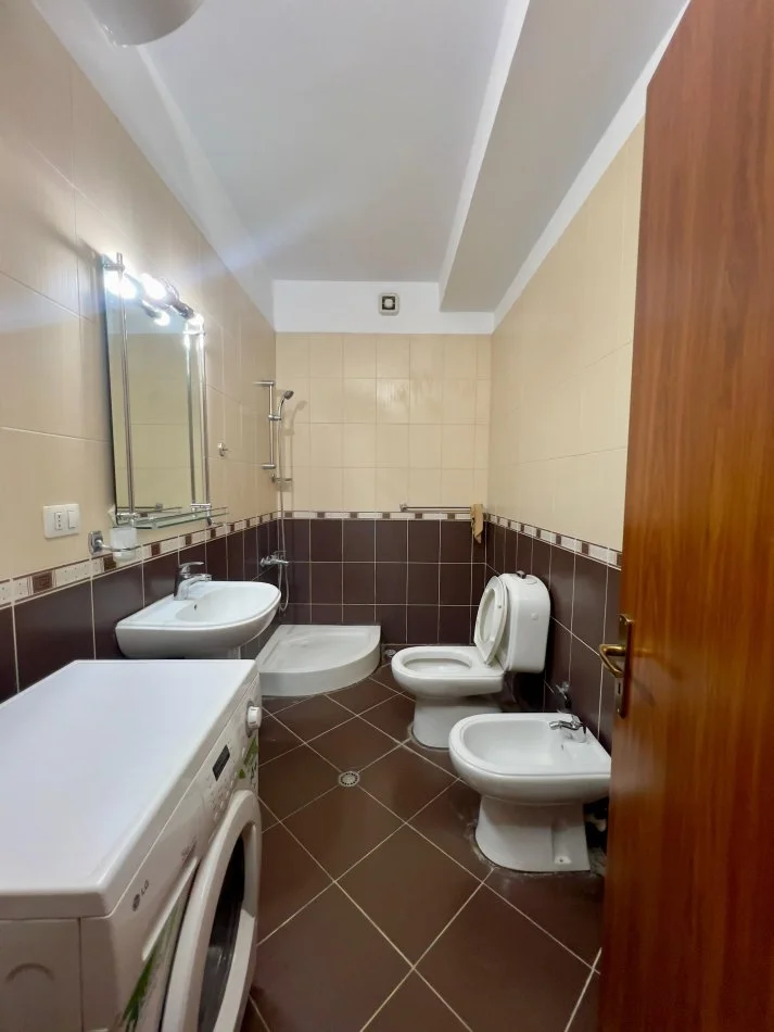 Tirane, jepet me qera apartament 1+1+Ballkon Kati 6, 70 m² 550 € (rruga e dibres)