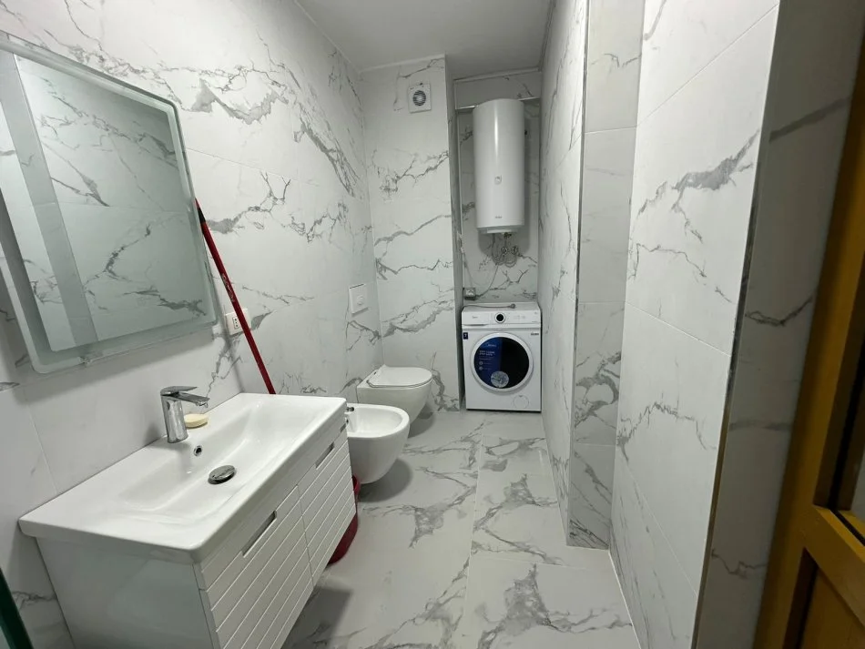 Tirane, jepet me qera garsonier 1+1 Kati 6, 40 m² 400 € (Stacioni i Trenit)