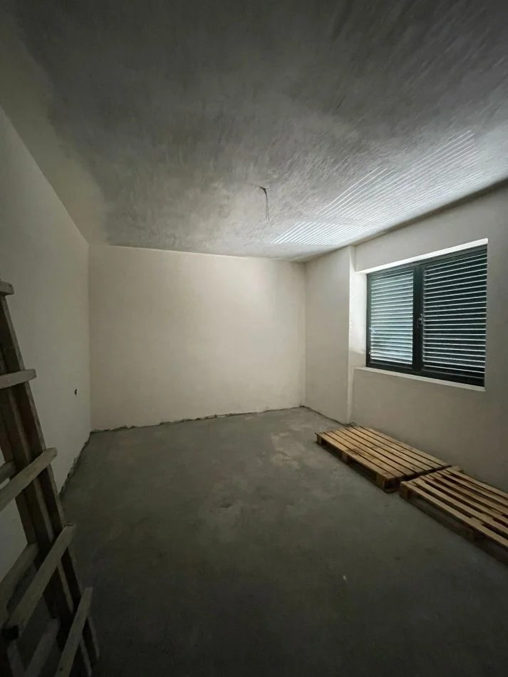 Durres, jepet me qera ambjent biznesi Kati 2, 155 m² 400 € (Durres)