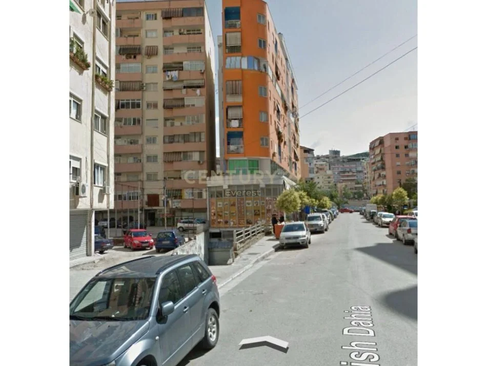 KOMUNA PARISIT, SHITET AMBIENT KOMERCIAL