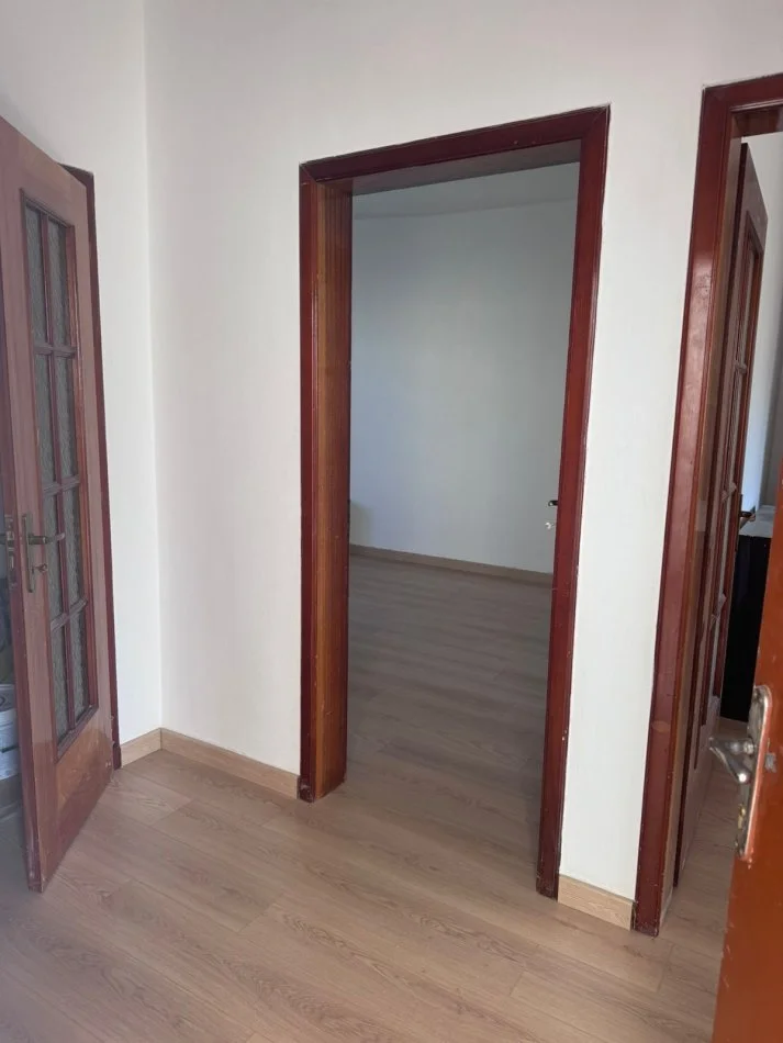 Tirane, jepet me qera apartament 2+1+Ballkon Kati 5, 75 m² 400 € (Rruga Muhamed Gjollesha)