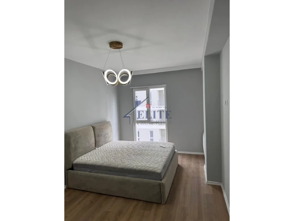 Tirane, jepet me qera apartament 2+1+Ballkon Kati 4, 85 m² 500 € (Univers City)